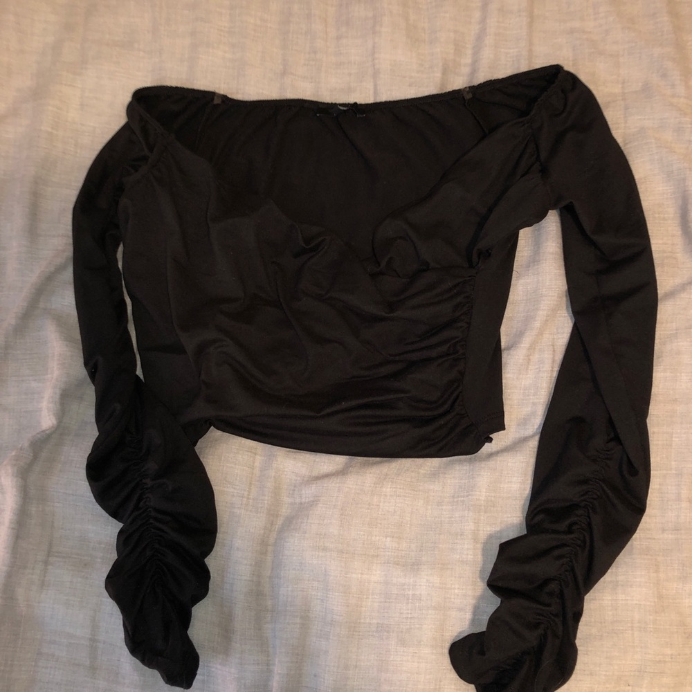 Off-the-shoulder long sleeve cropped top